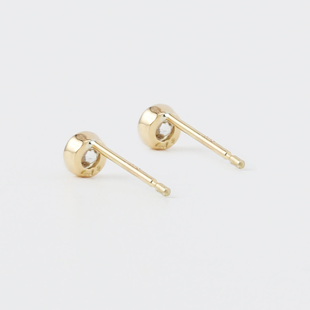 K18伏せ込みダイヤモンドピアス