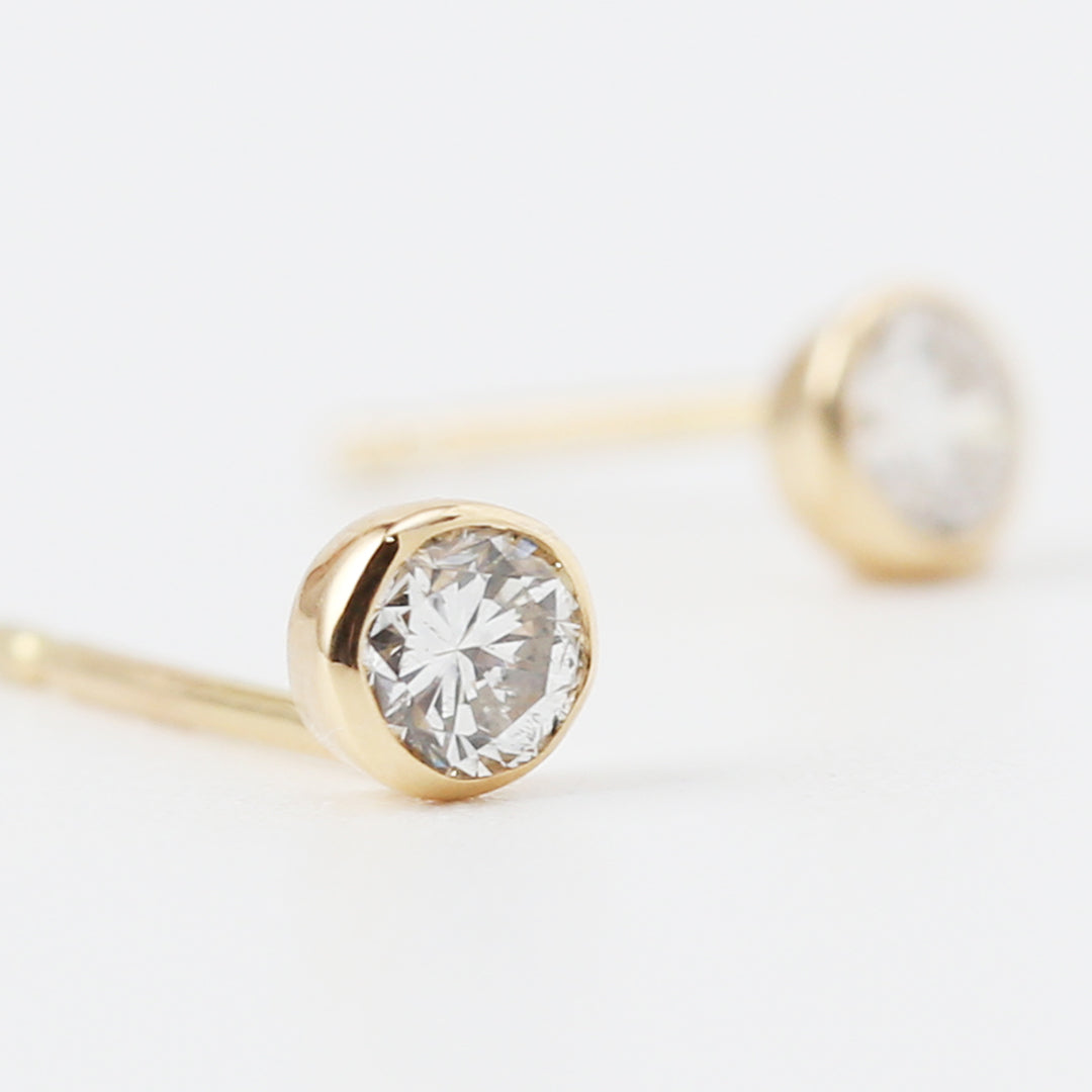 K18伏せ込みダイヤモンドピアス