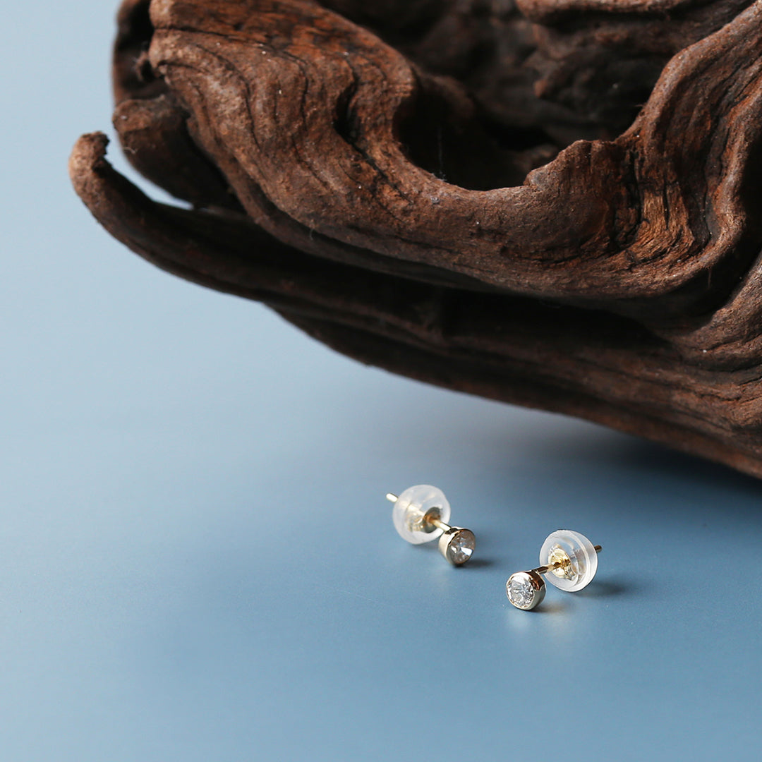 K18伏せ込みダイヤモンドピアス