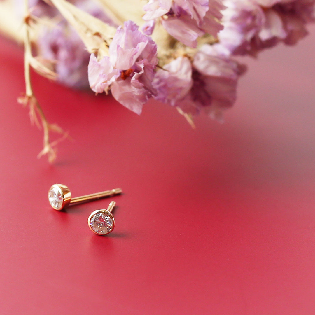 K18伏せ込みダイヤモンドピアス