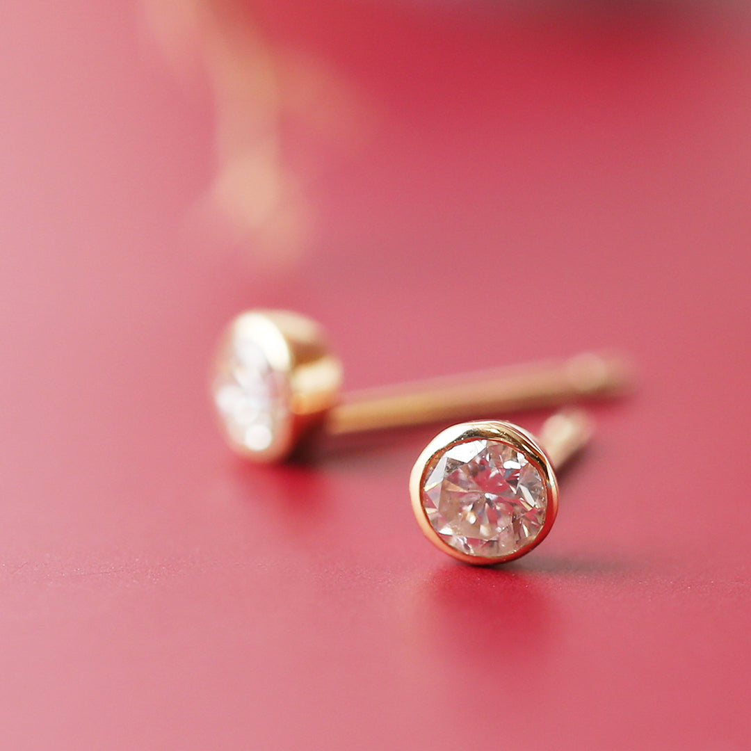 K18伏せ込みダイヤモンドピアス