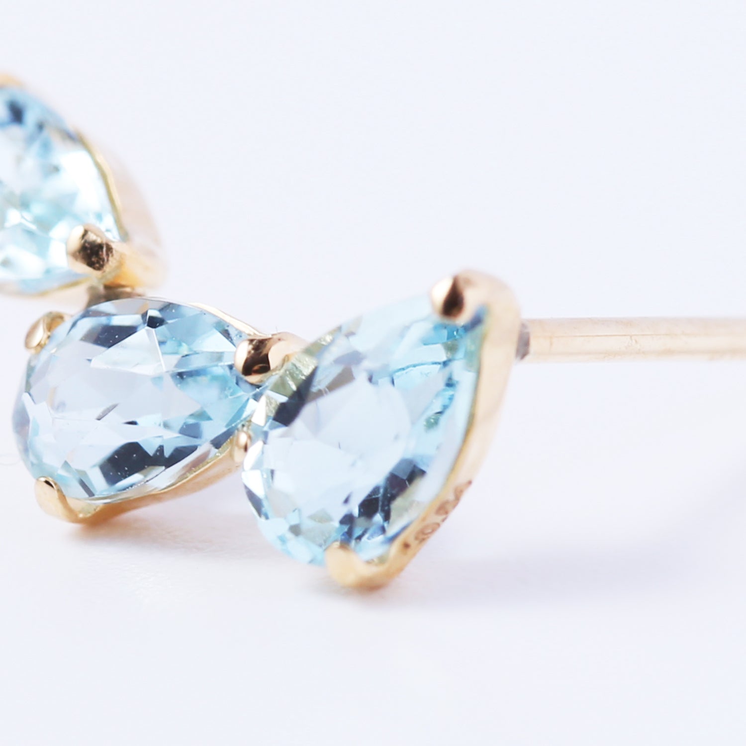 K18アクアマリンツユ3粒ピアス