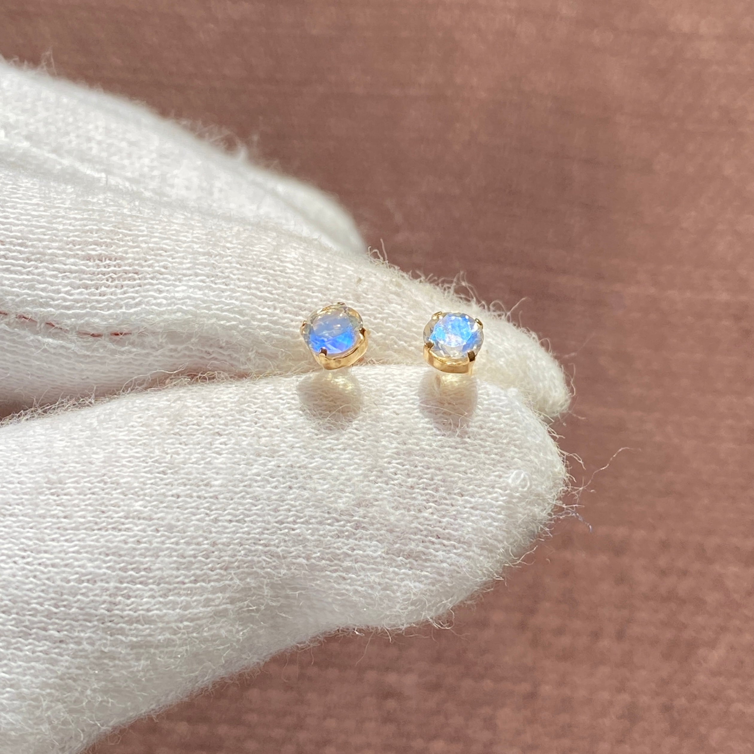 K18ロイヤルブルームーンストーンピアス