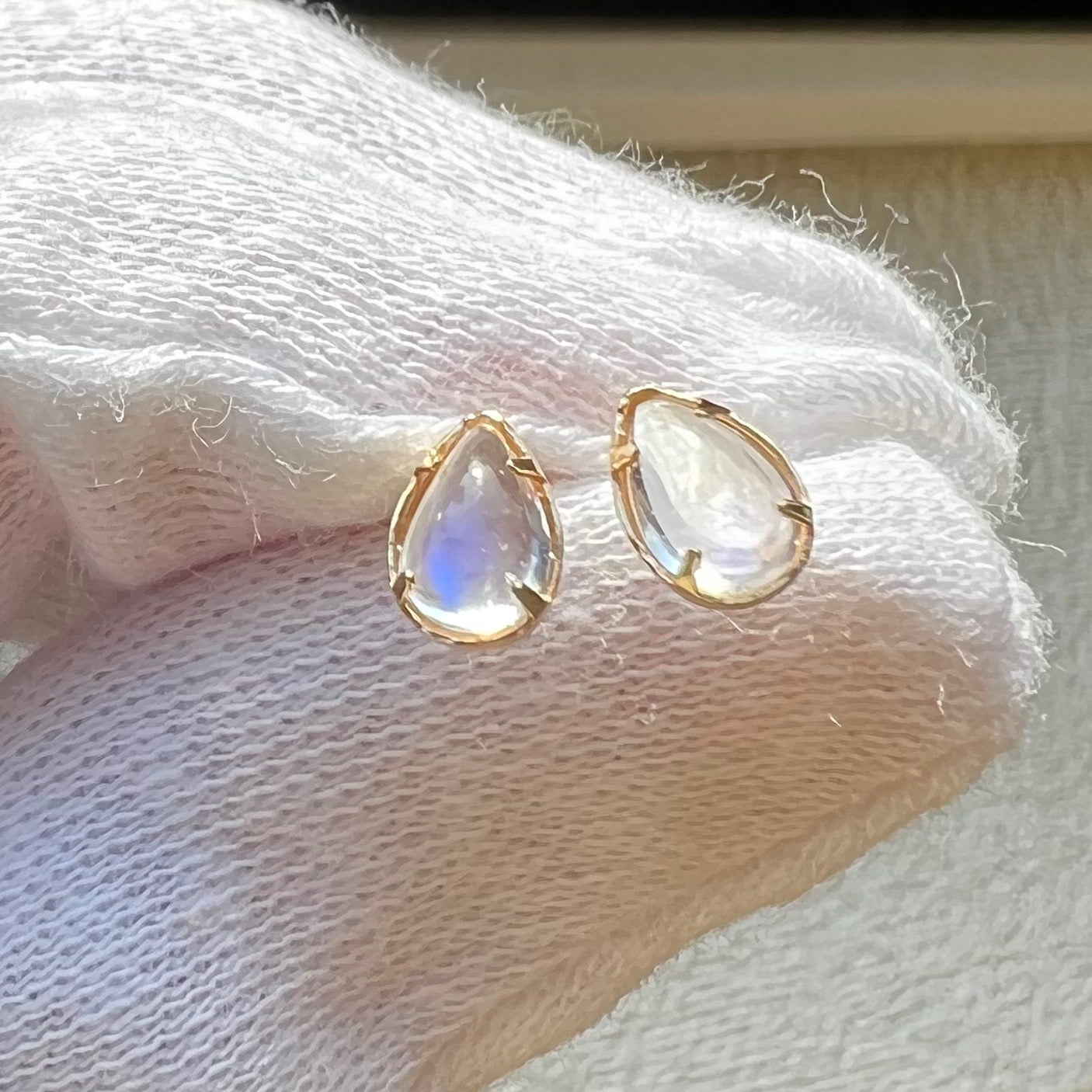 K18ロイヤルブルームーンストーンツユピアス