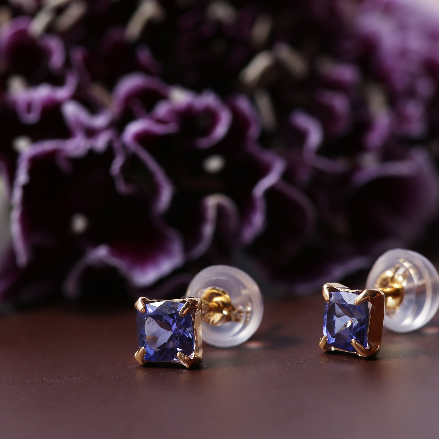 K18タンザナイトクッションピアス