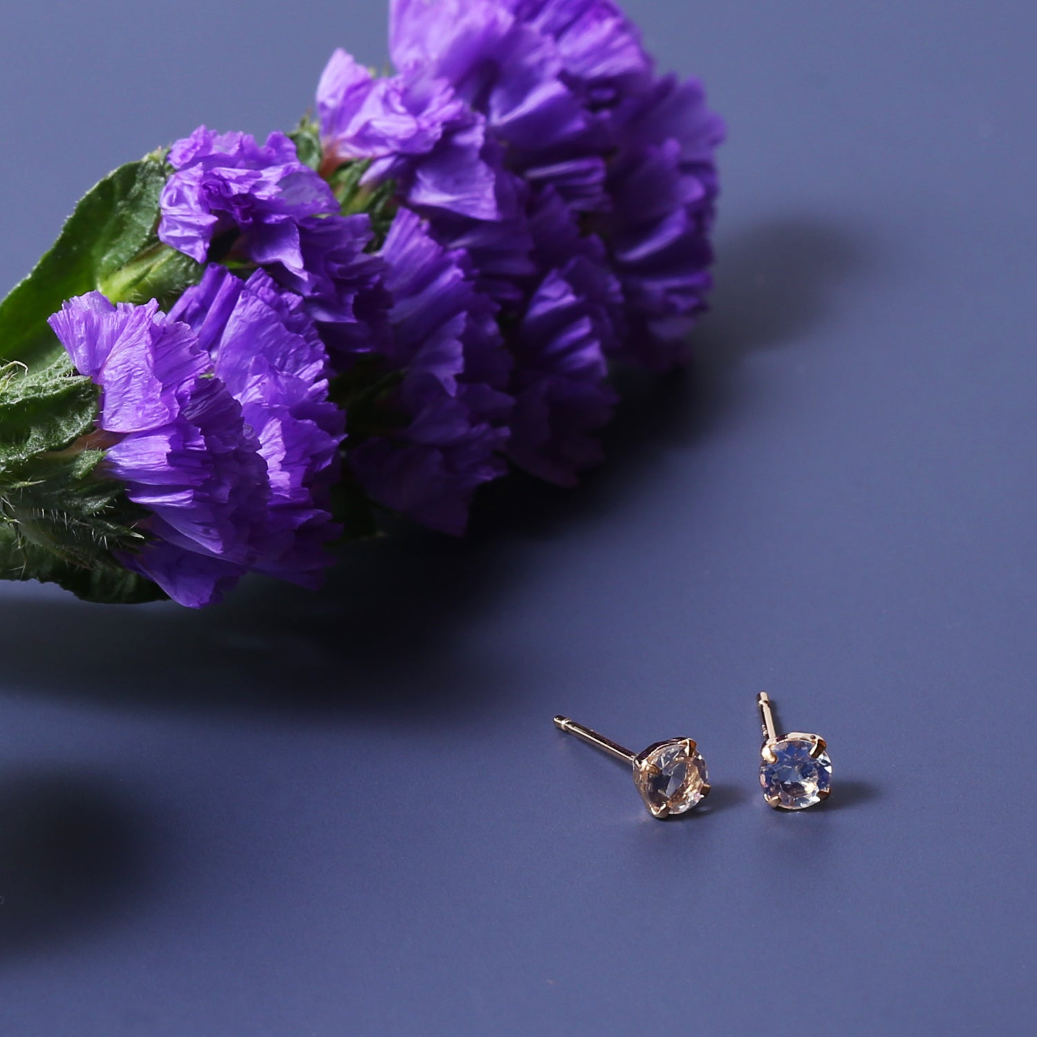 K18ロイヤルブルームーンストーンピアス