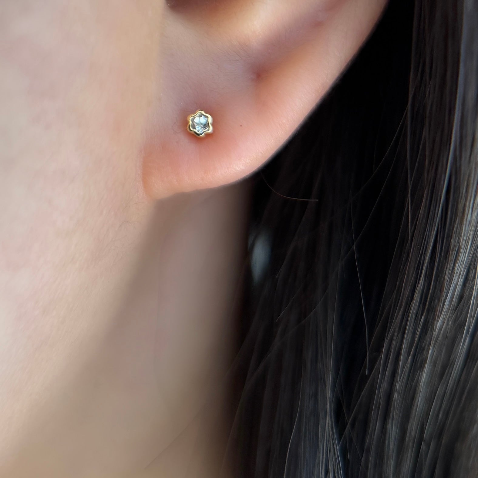 <NEW>K18フラワー型ダイヤモンドピアス