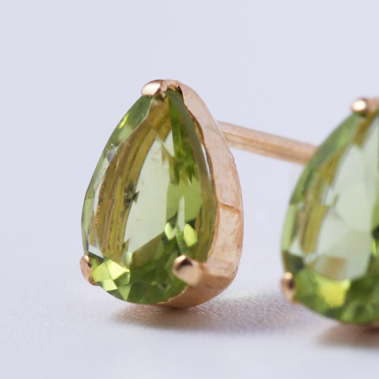 K18ペリドットピアス