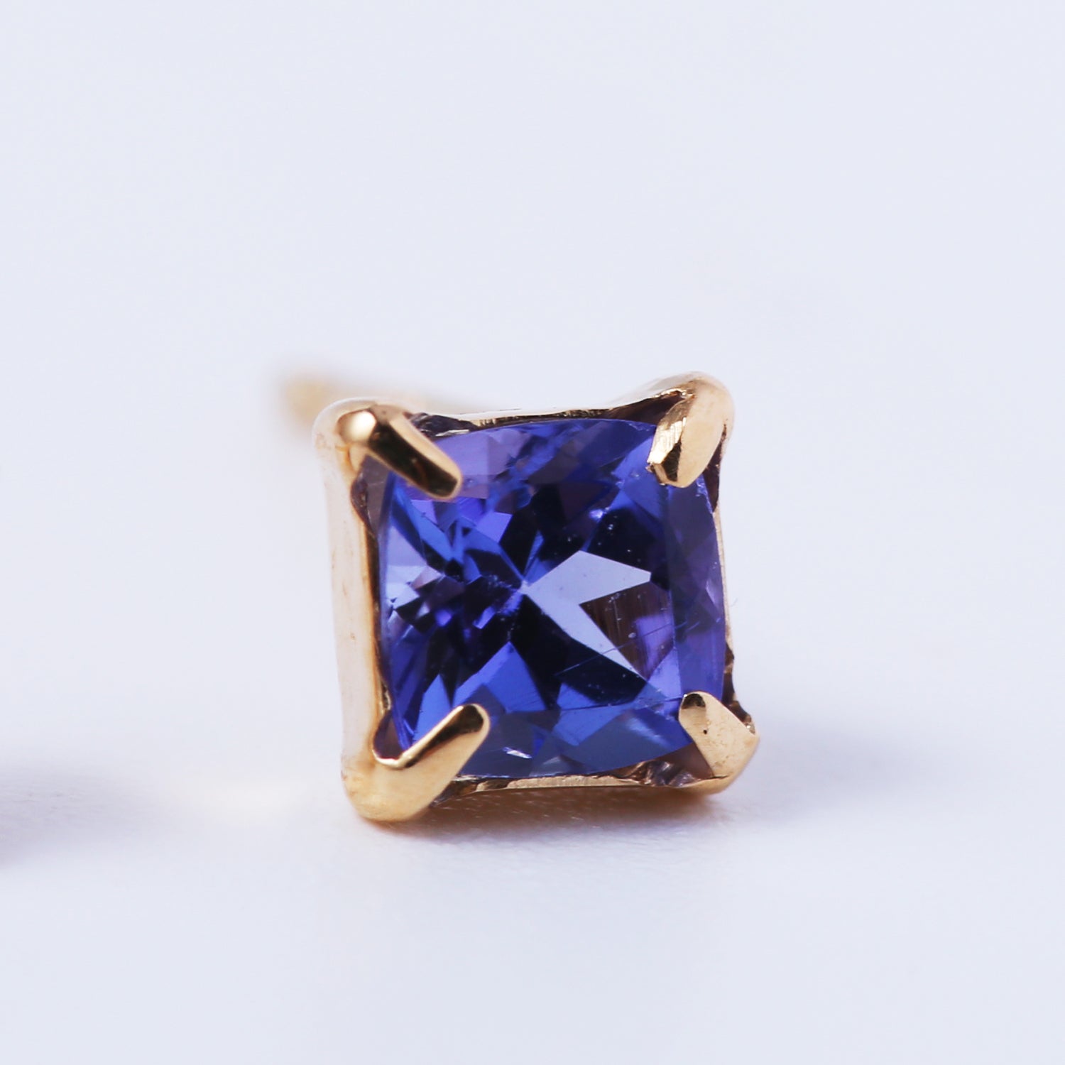 K18タンザナイトクッションピアス