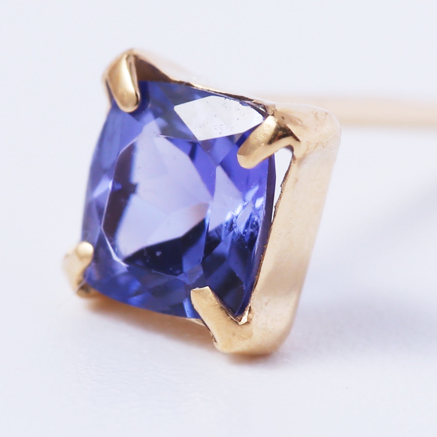 K18タンザナイトクッションピアス