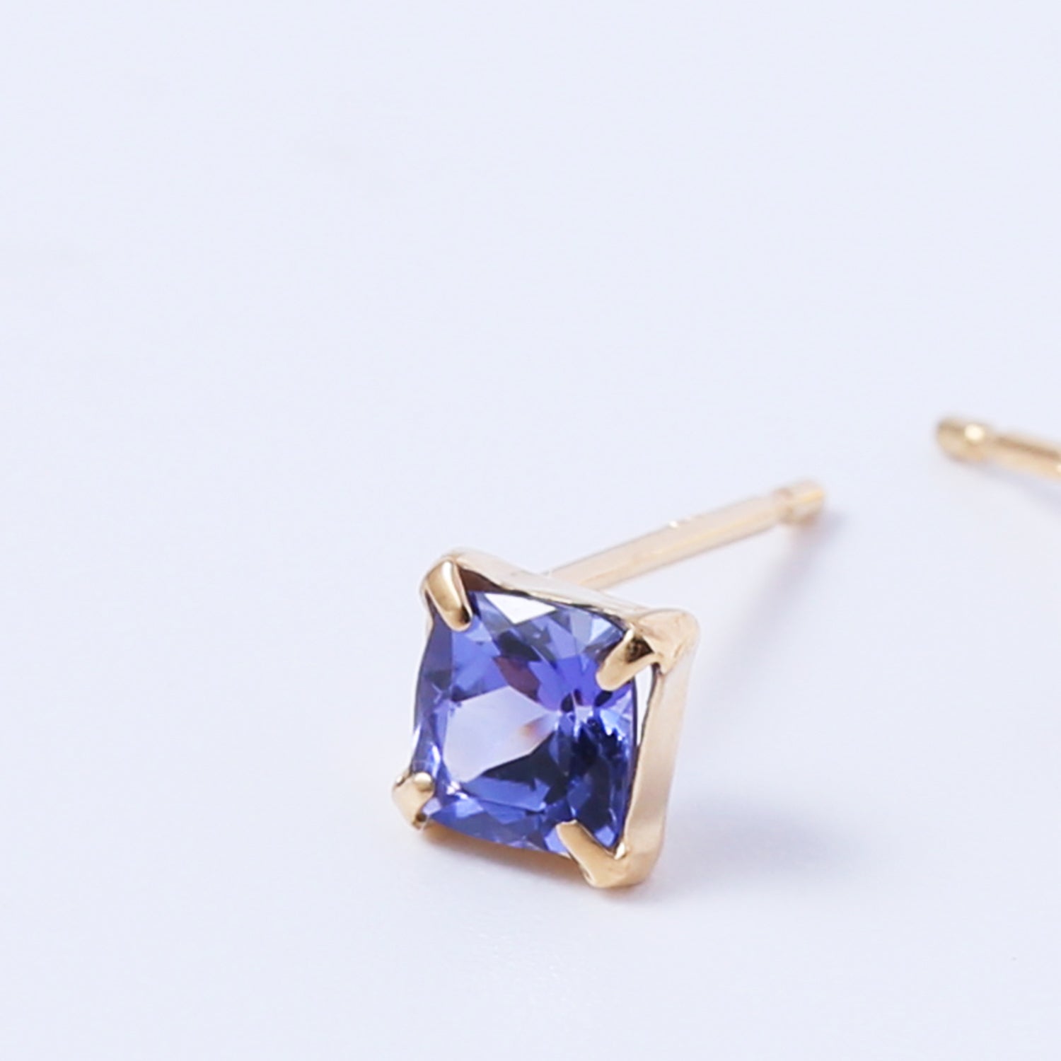 K18タンザナイトクッションピアス