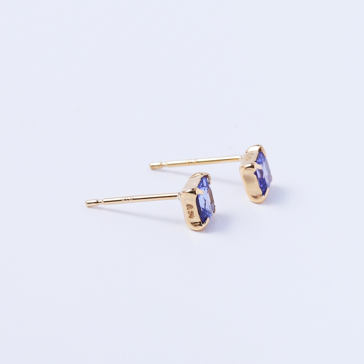 K18タンザナイトクッションピアス
