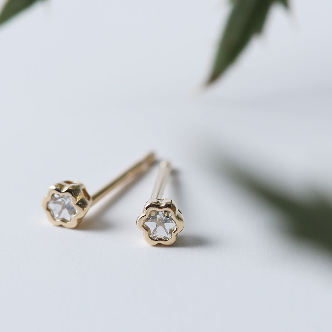 <NEW>K18フラワー型ダイヤモンドピアス