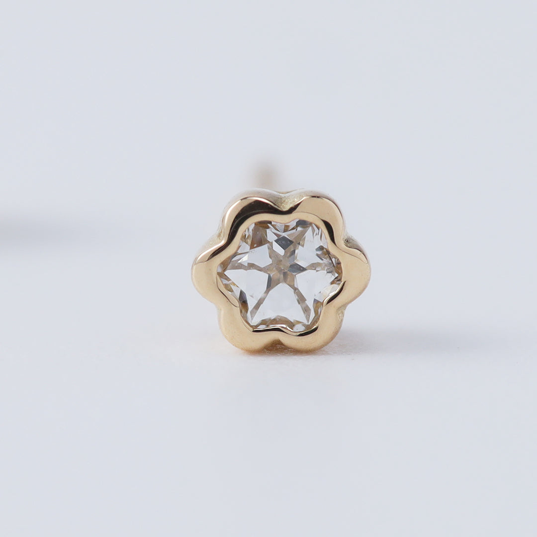 <NEW>K18フラワー型ダイヤモンドピアス