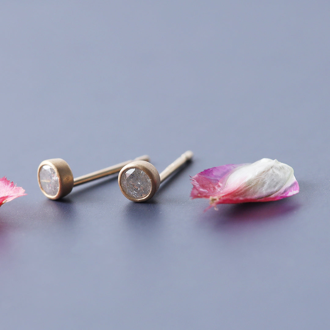 <NEW>K18ソルト&ペッパーダイヤモンドつや消しピアス