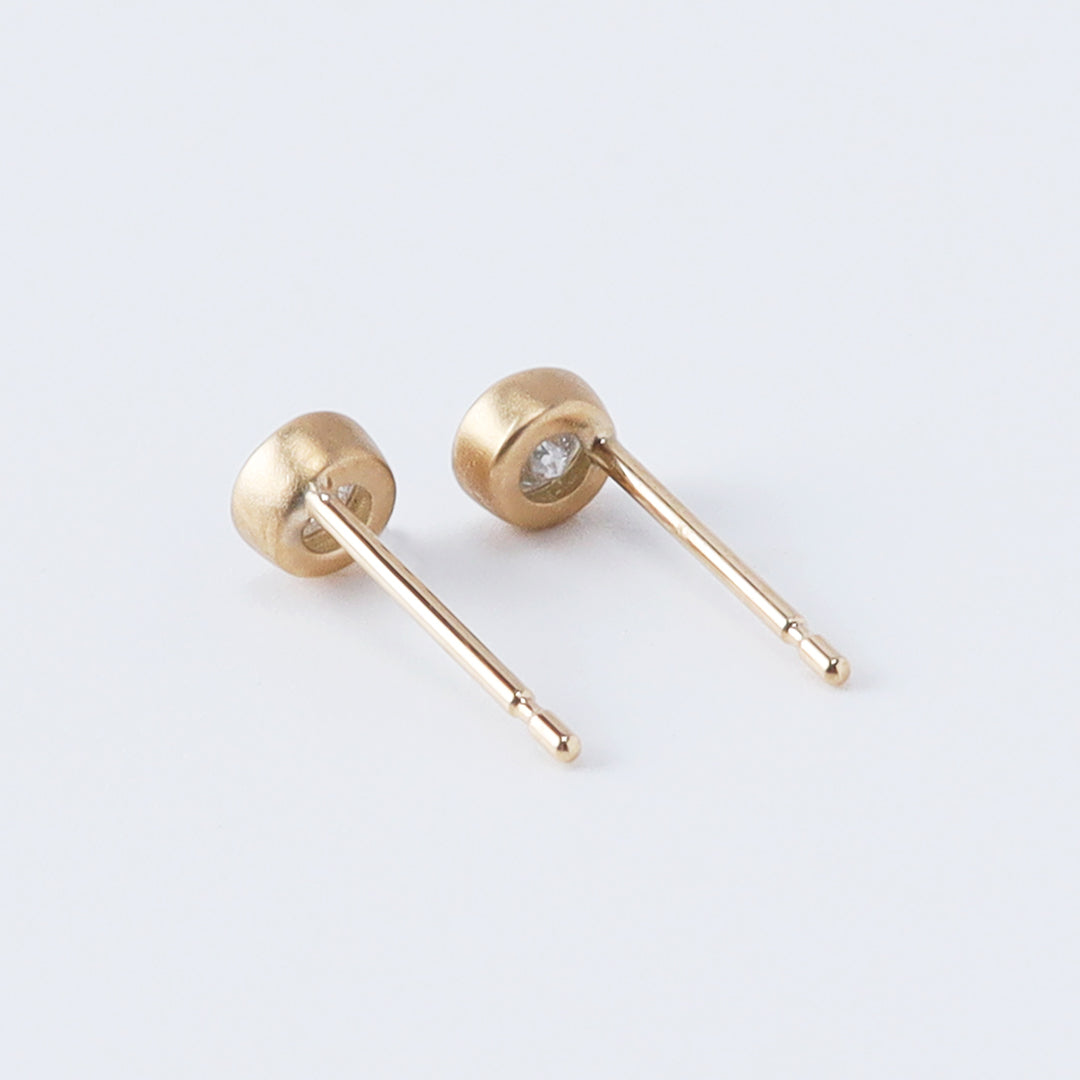 <NEW>K18ソルト&ペッパーダイヤモンドつや消しピアス
