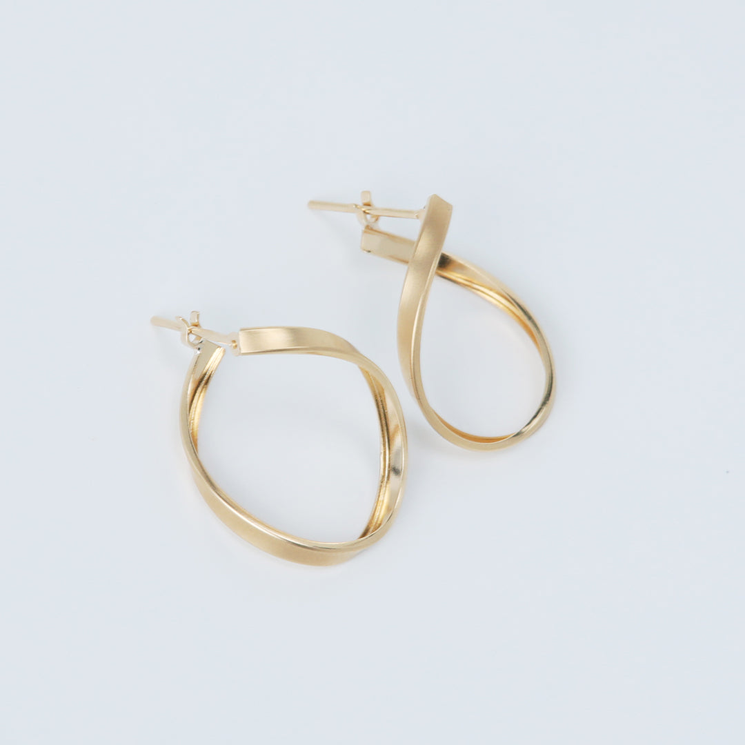 <NEW>K18サテンウェーブフープピアス