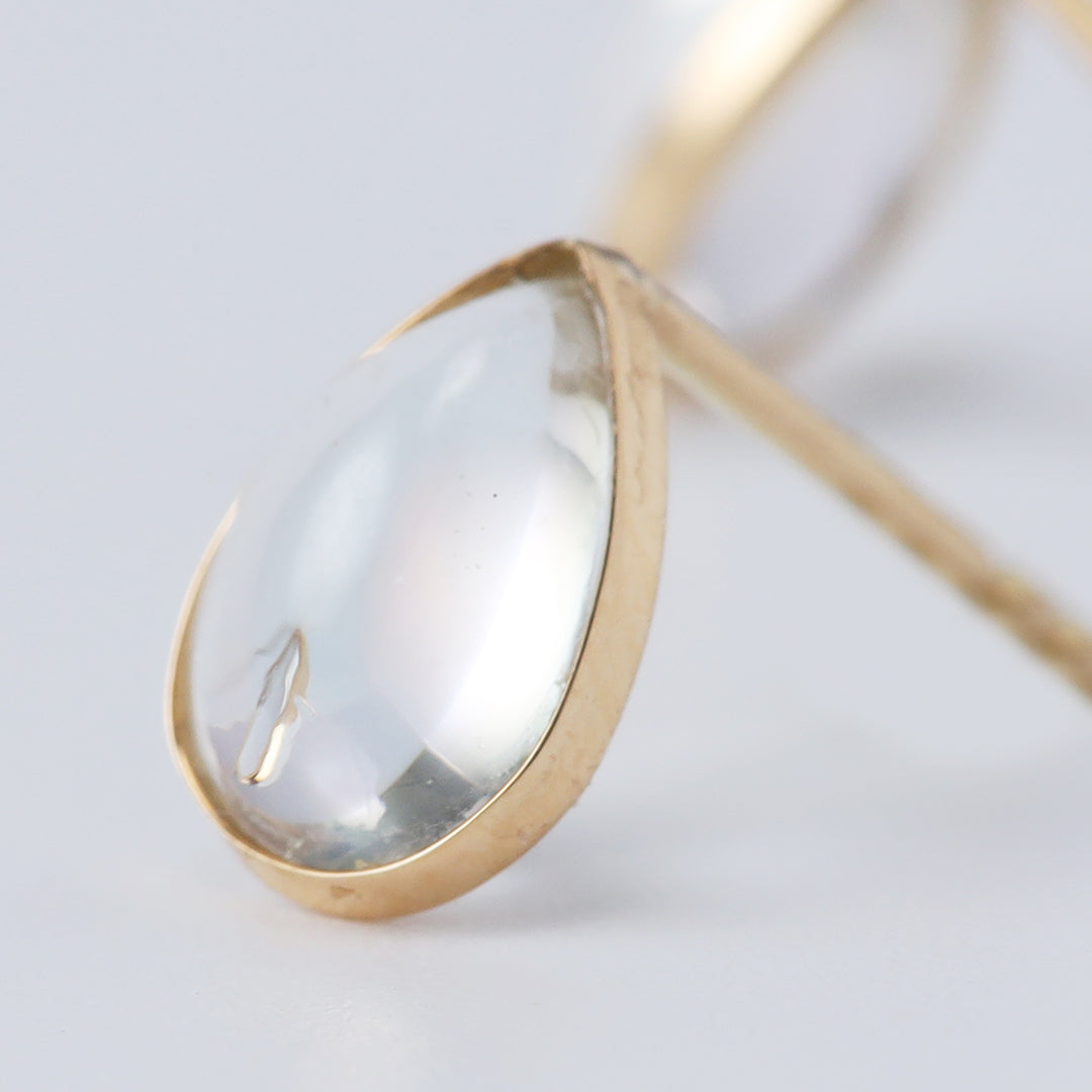 K18レインボームーンストーンツユ手巻きピアス