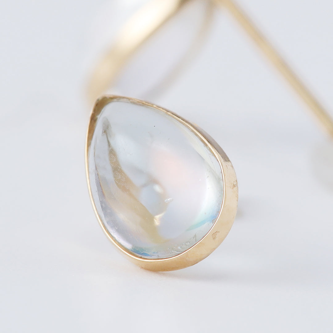 K18レインボームーンストーンツユ手巻きピアス