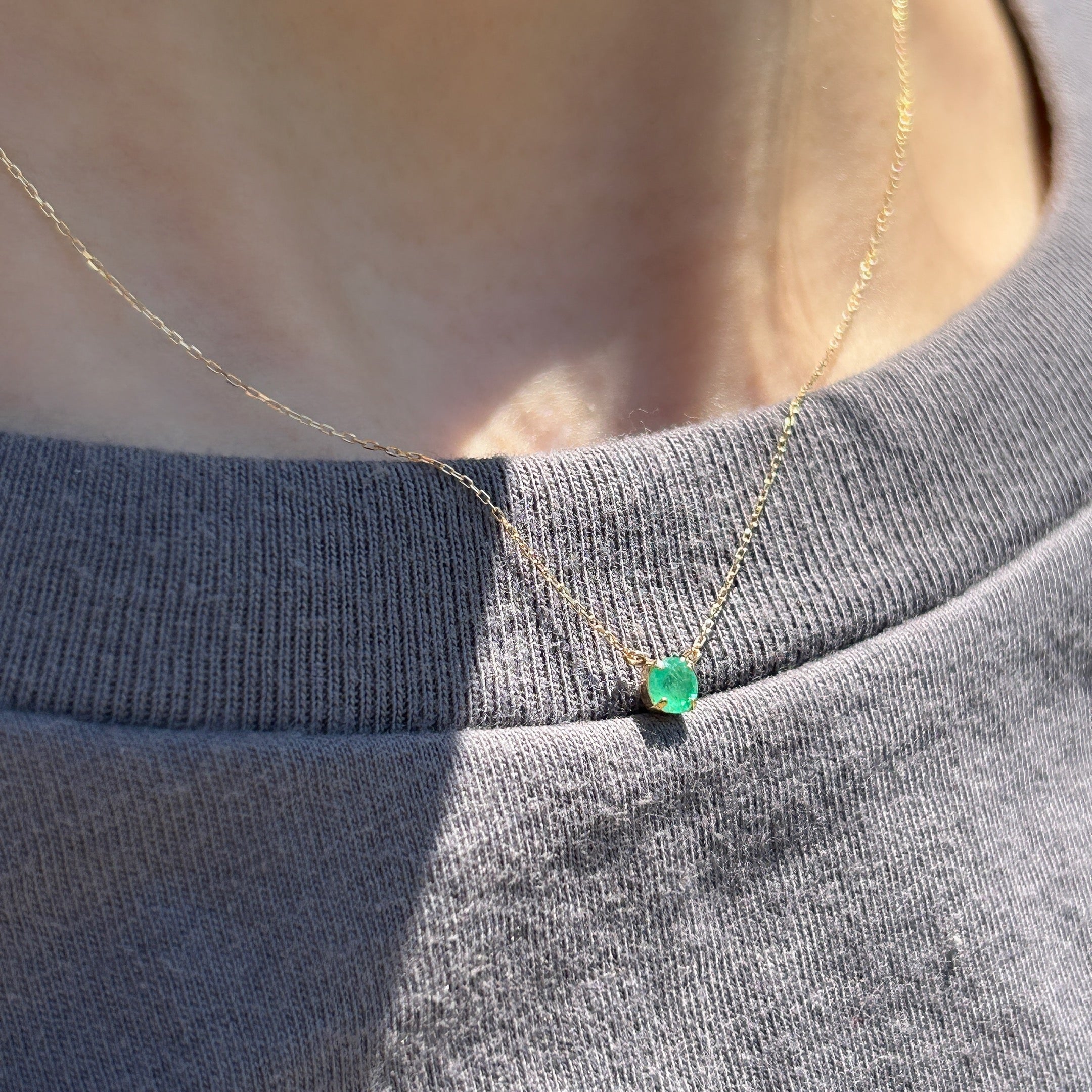 K18ラウンド型エメラルドネックレス