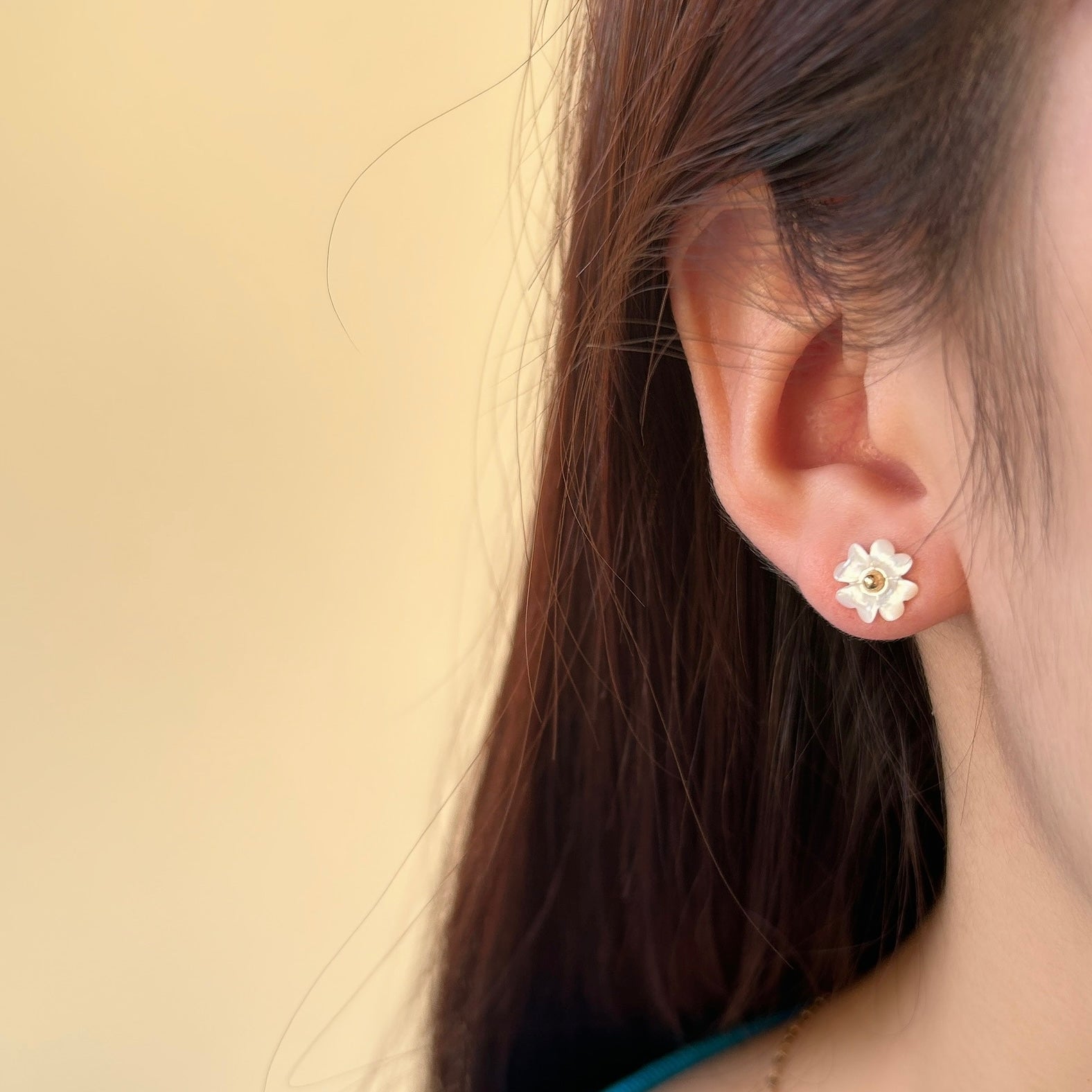 K18白蝶貝フラワー小(4枚)ピアス