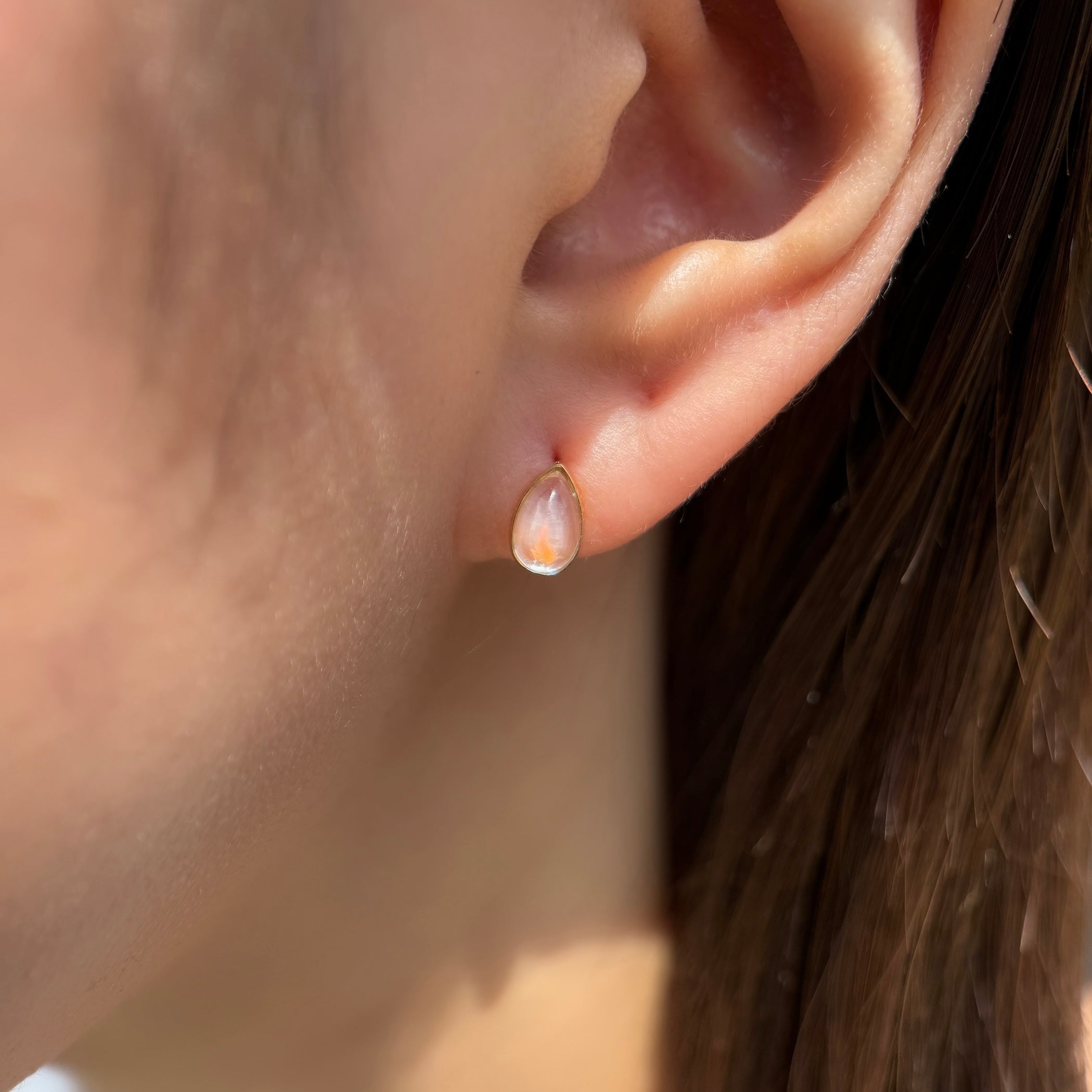 K18レインボームーンストーンツユ手巻きピアス