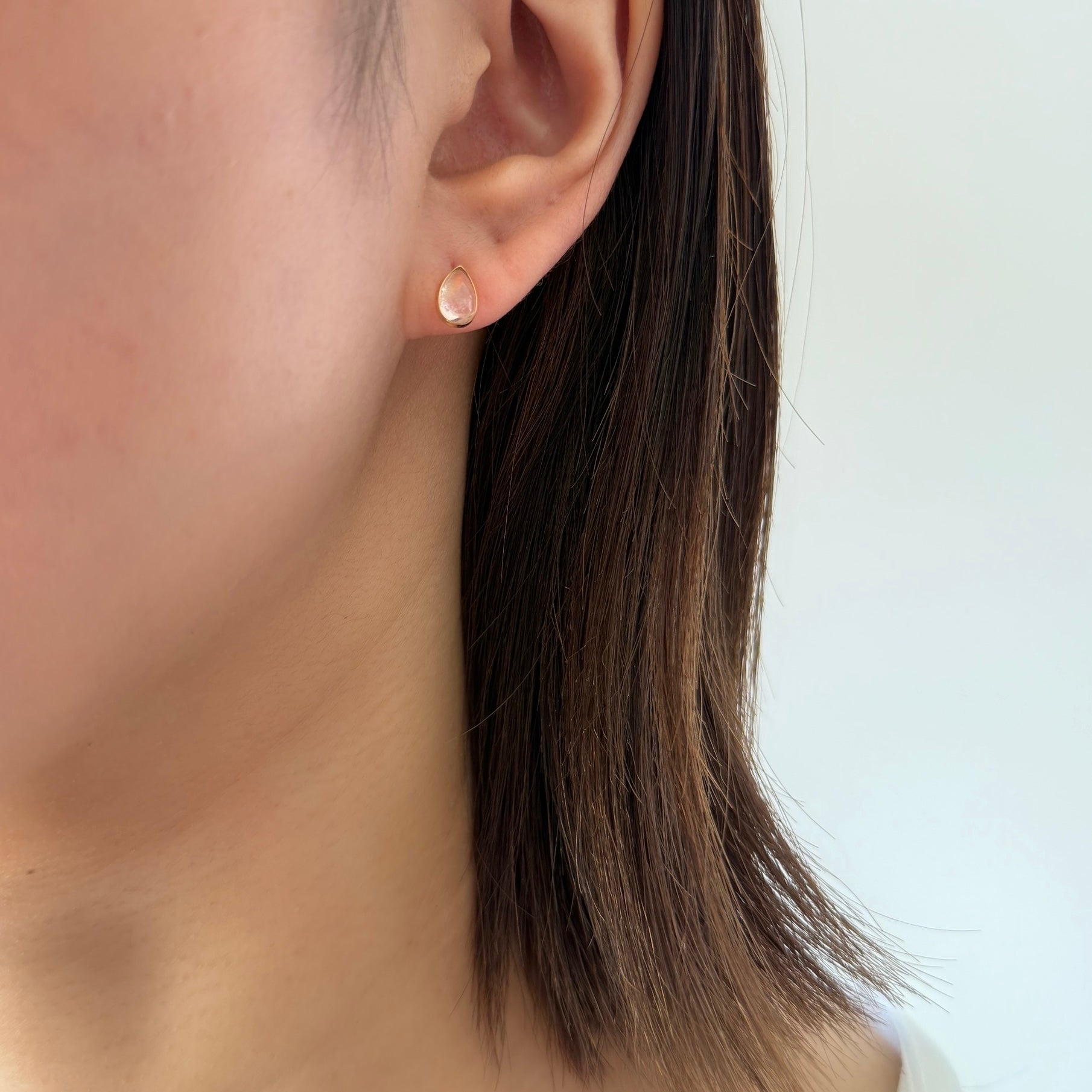 K18レインボームーンストーンツユ手巻きピアス