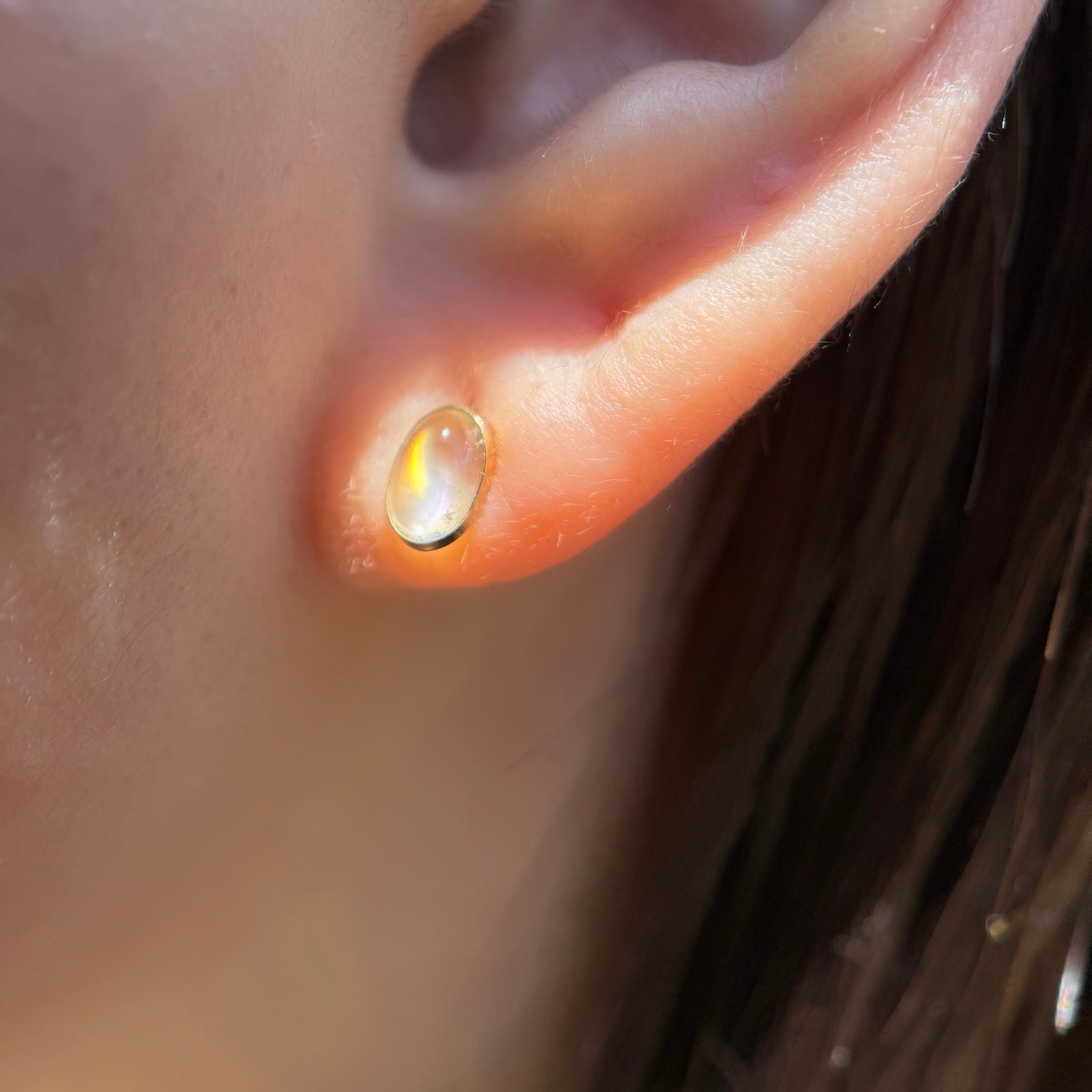 K18レインボームーンストーンオーバル小手巻きピアス