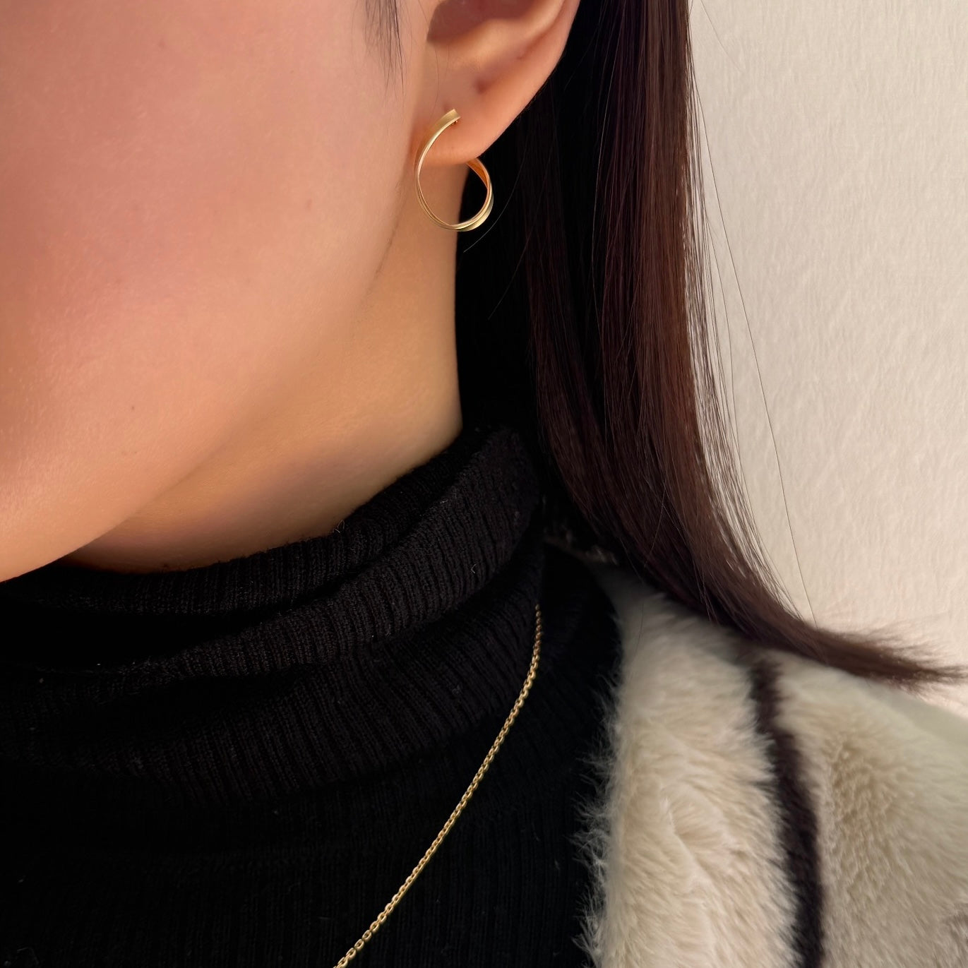 ＜NEW＞K18サテンウェーブフープピアス