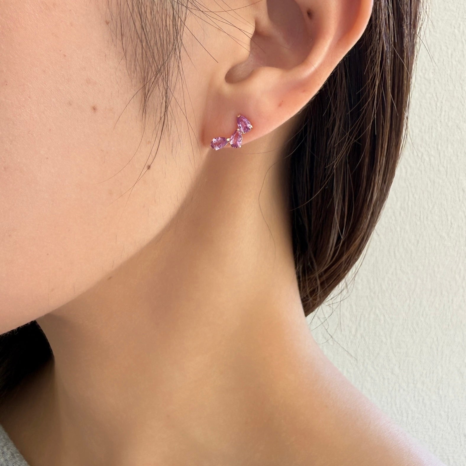 ＜NEW＞K18ノーヒートパープルサファイアツユ3粒ピアス