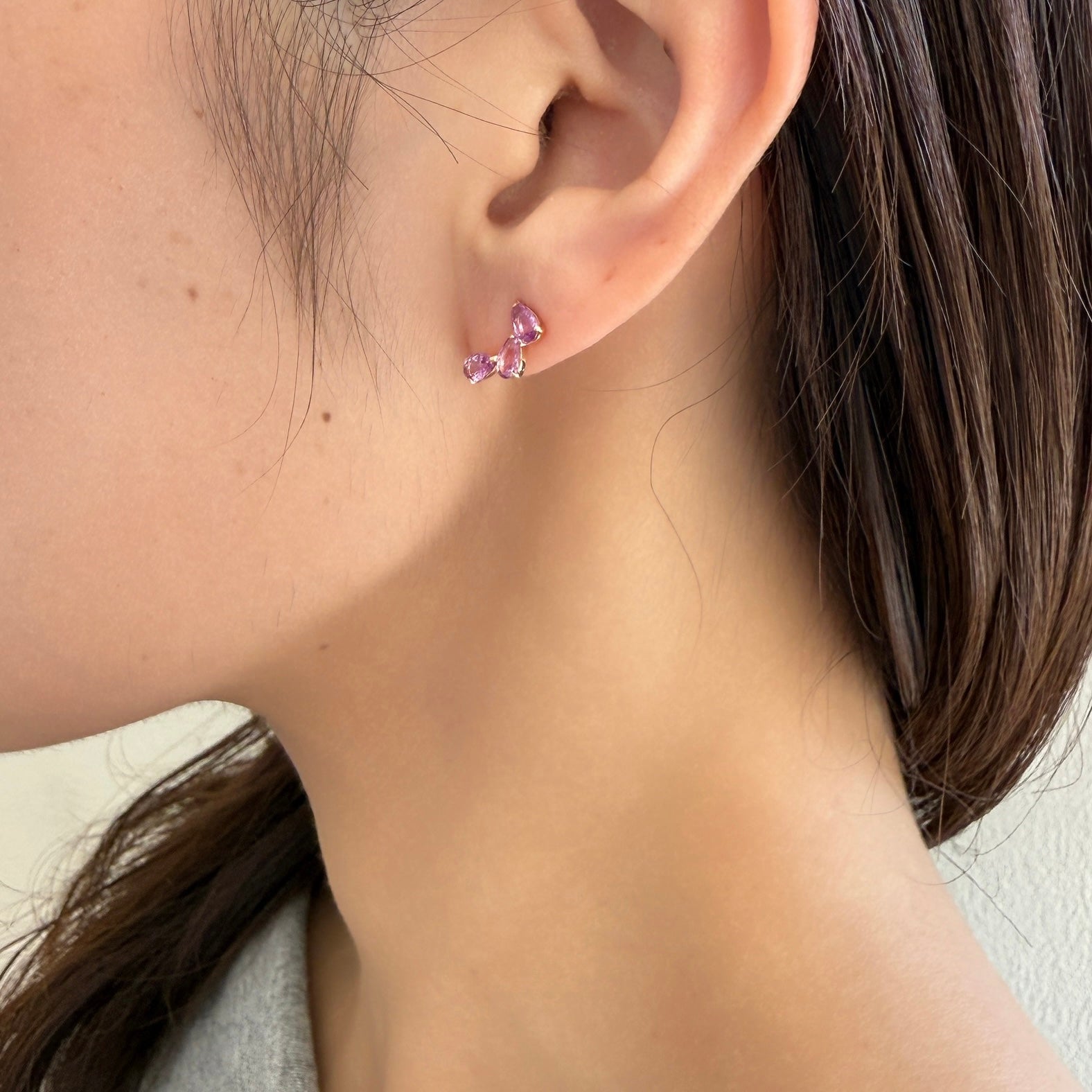 ＜NEW＞K18ノーヒートパープルサファイアツユ3粒ピアス