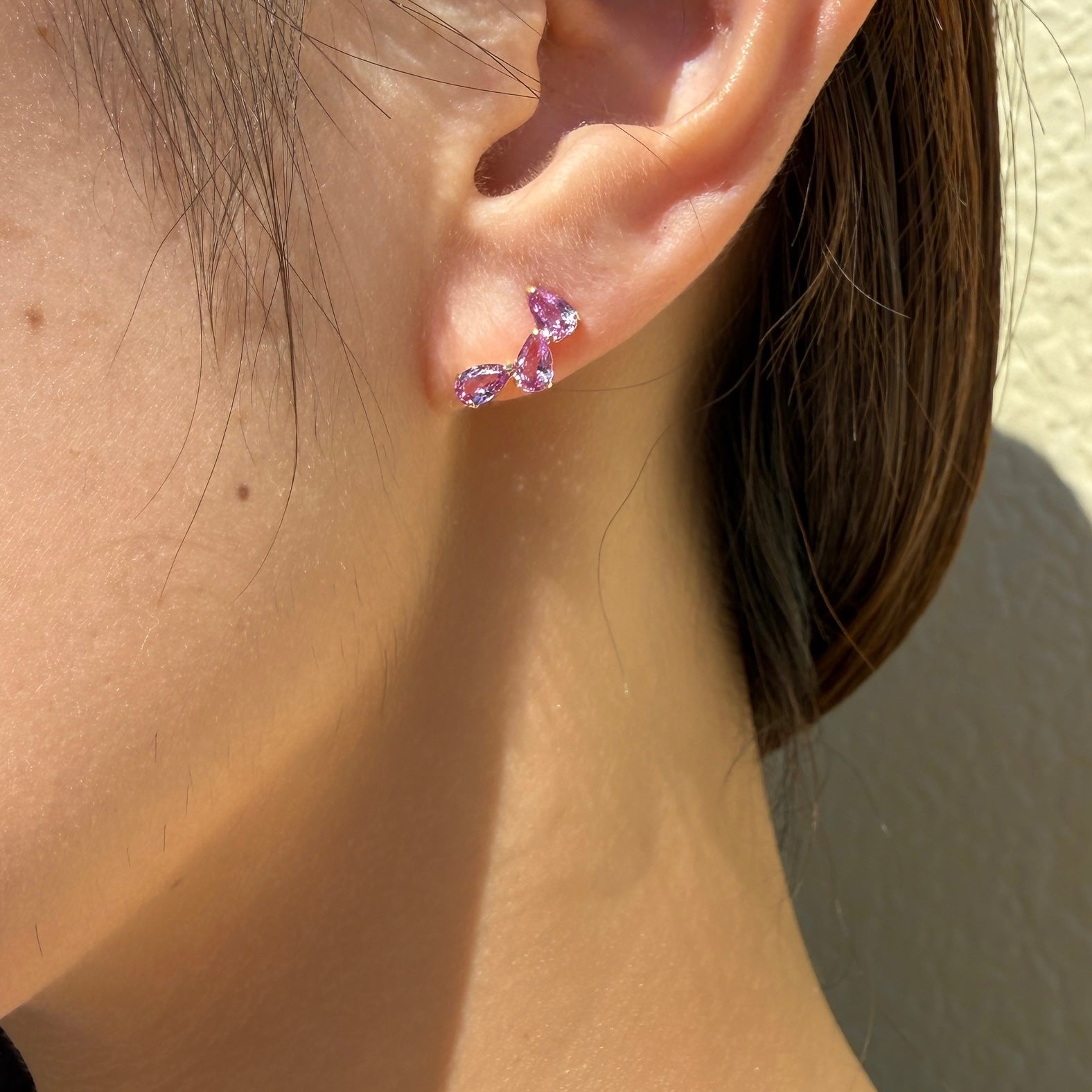 ＜NEW＞K18ノーヒートパープルサファイアツユ3粒ピアス