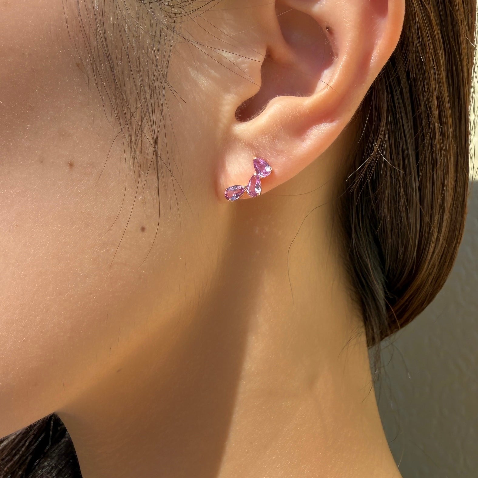 ＜NEW＞K18ノーヒートパープルサファイアツユ3粒ピアス
