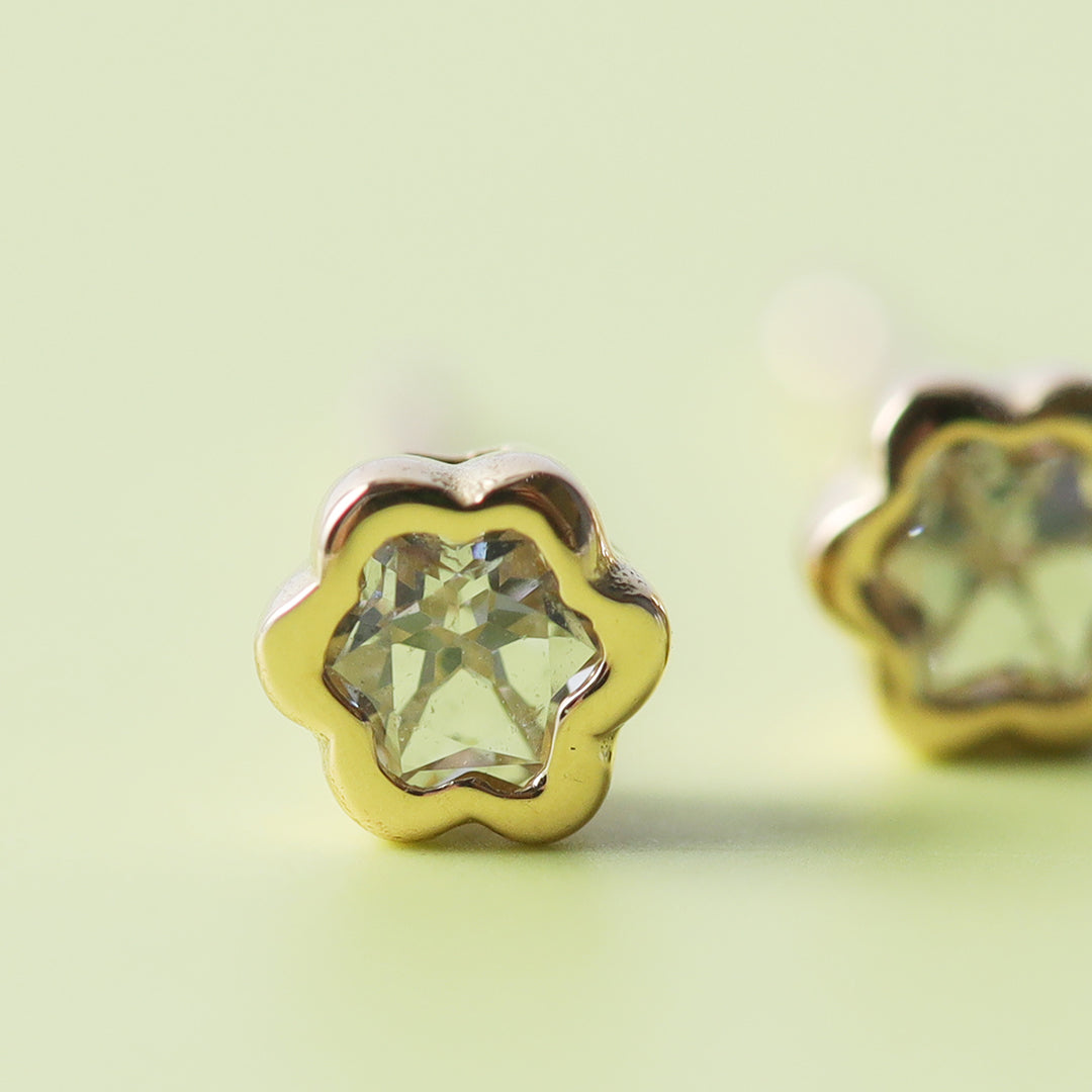 ＜NEW＞K18フラワー型ダイヤモンドピアス