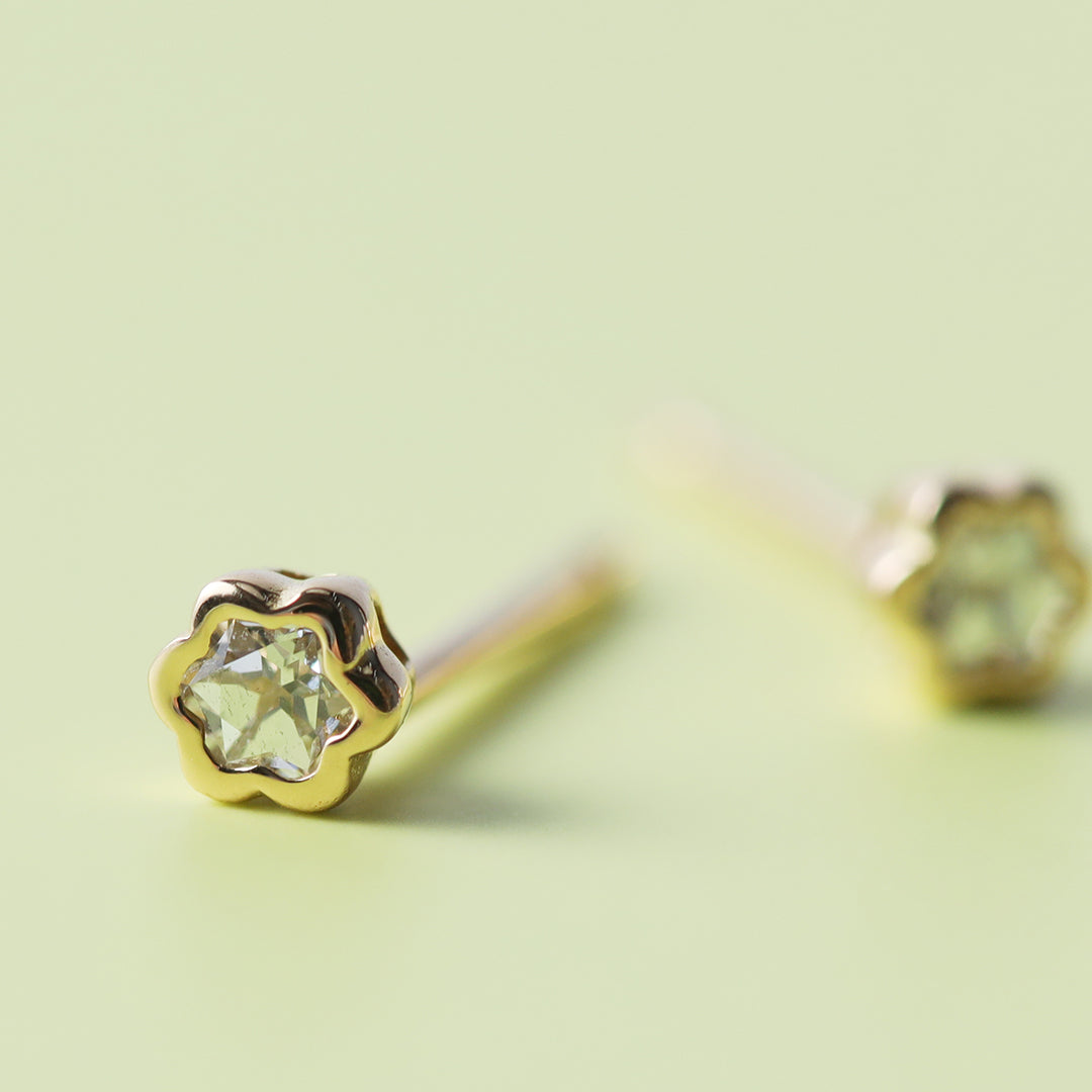 NEW＞K18フラワー型ダイヤモンドピアス