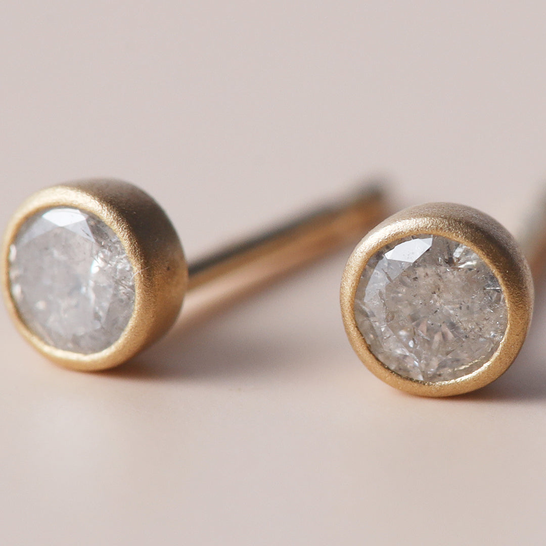 ＜NEW＞K18ソルト＆ペッパーダイヤモンドつや消しピアス
