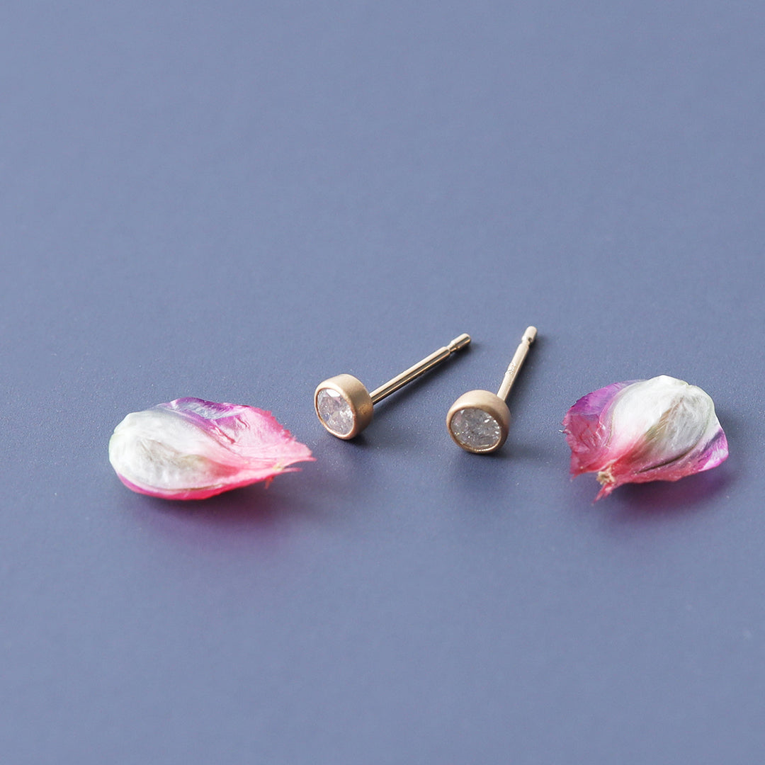 ＜NEW＞K18ソルト＆ペッパーダイヤモンドつや消しピアス