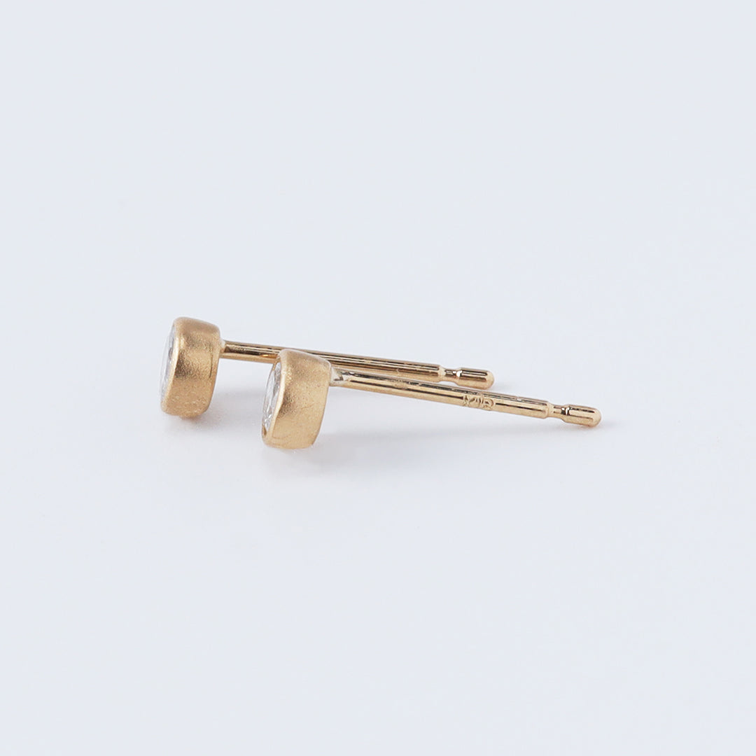 ＜NEW＞K18ソルト＆ペッパーダイヤモンドつや消しピアス