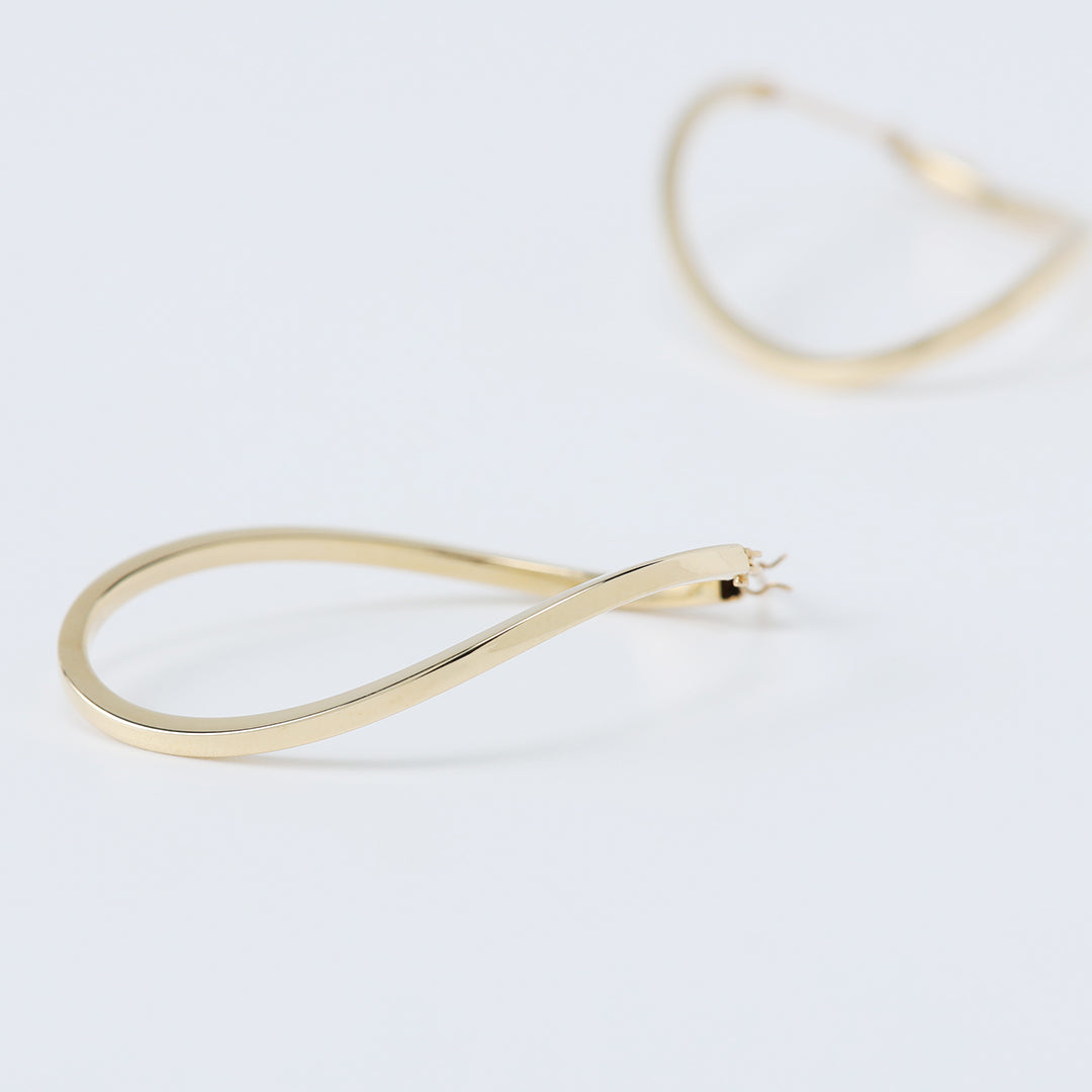 NEW＞K18オーバルツイストフープピアス