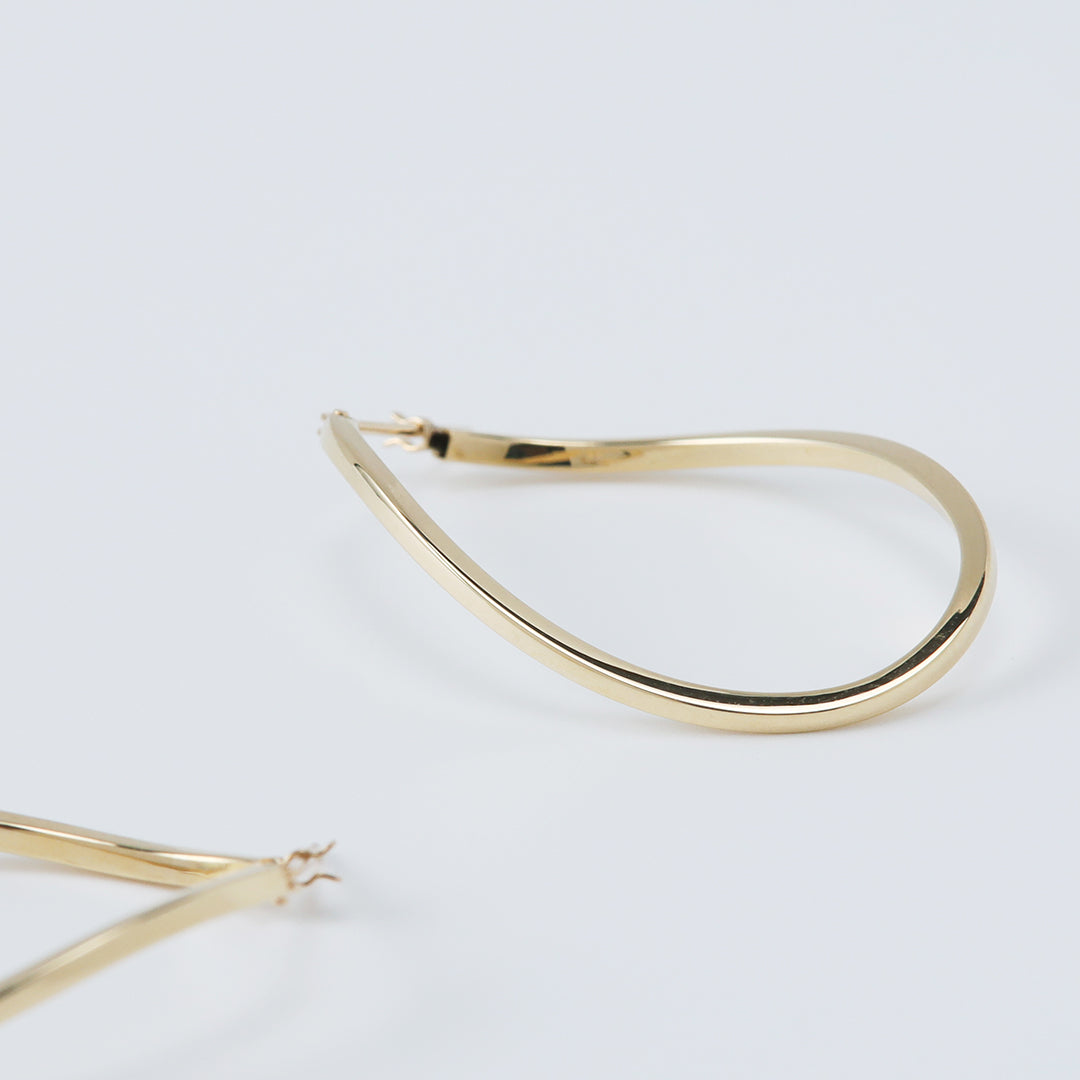 NEW＞K18オーバルツイストフープピアス