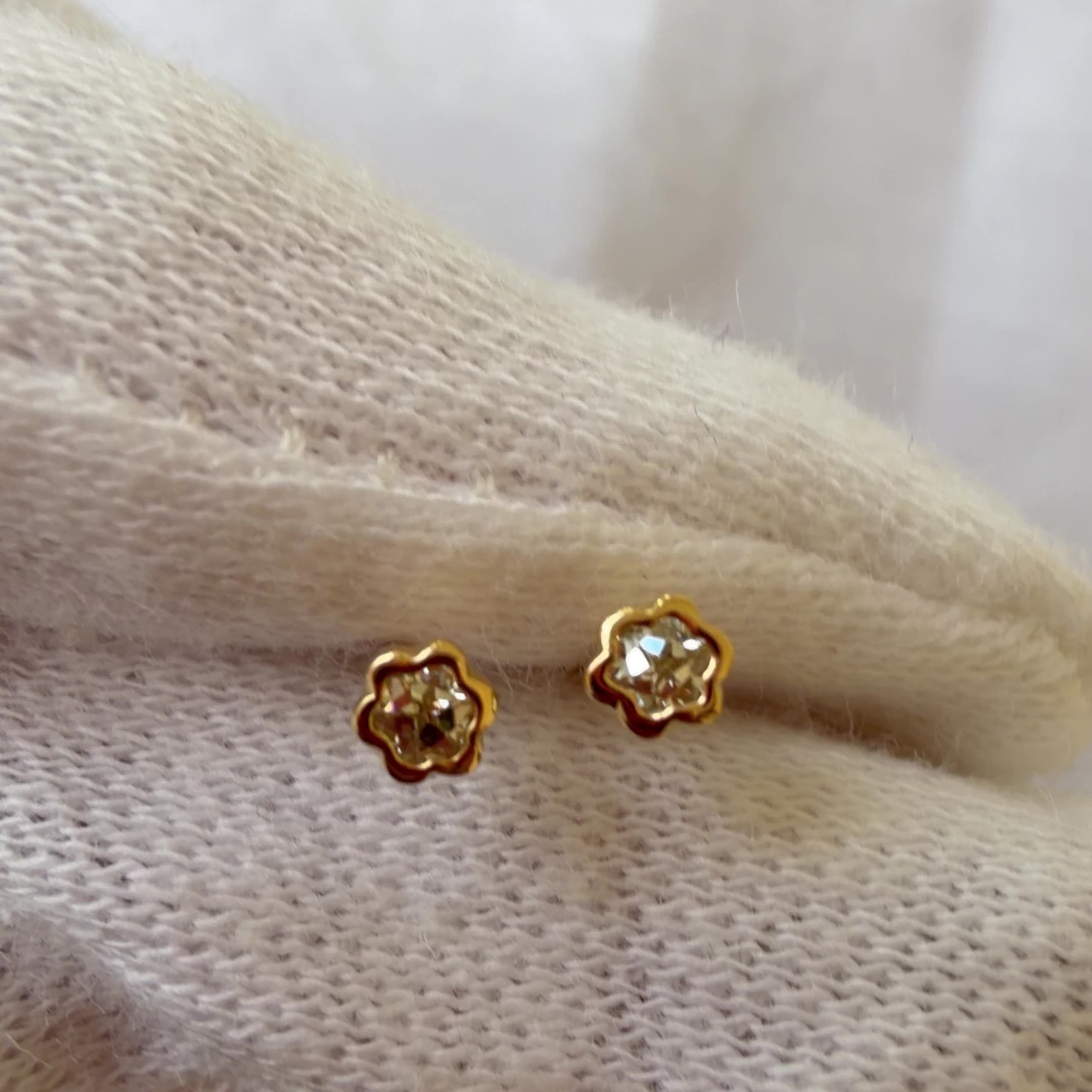 NEW＞K18フラワー型ダイヤモンドピアス